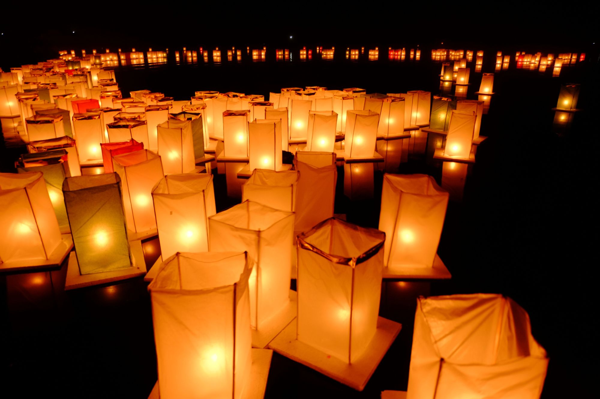 โทโร นากาชิ เทศกาลโคมลอยน้ำญี่ปุ่น